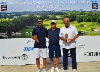 World Corporate Golf Challenge’ta şampiyonluk Armada’nın Oğuz Şenol Yüce ve Mevlüt Çavuşoğlu, Matrix'in kurucusu Yavuz Üngör ile ödül töreninde...