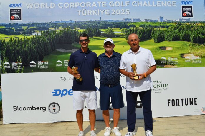 Oğuz Şenol Yüce ve Mevlüt Çavuşoğlu, Matrix'in kurucusu Yavuz Üngör ile ödül töreninde...