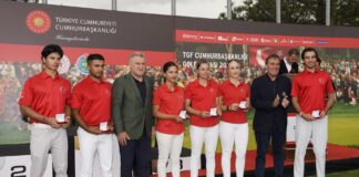 Bakan Osman Aşkın Bak’tan Milli Takım’a plaket