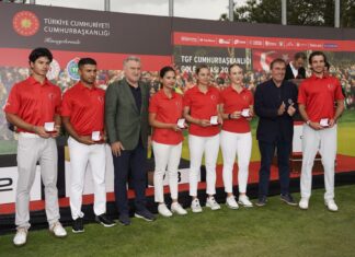 Bakan Osman Aşkın Bak’tan Milli Takım’a plaket