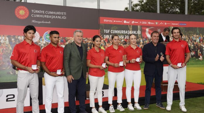 Bakan Osman Aşkın Bak’tan Milli Takım’a plaket